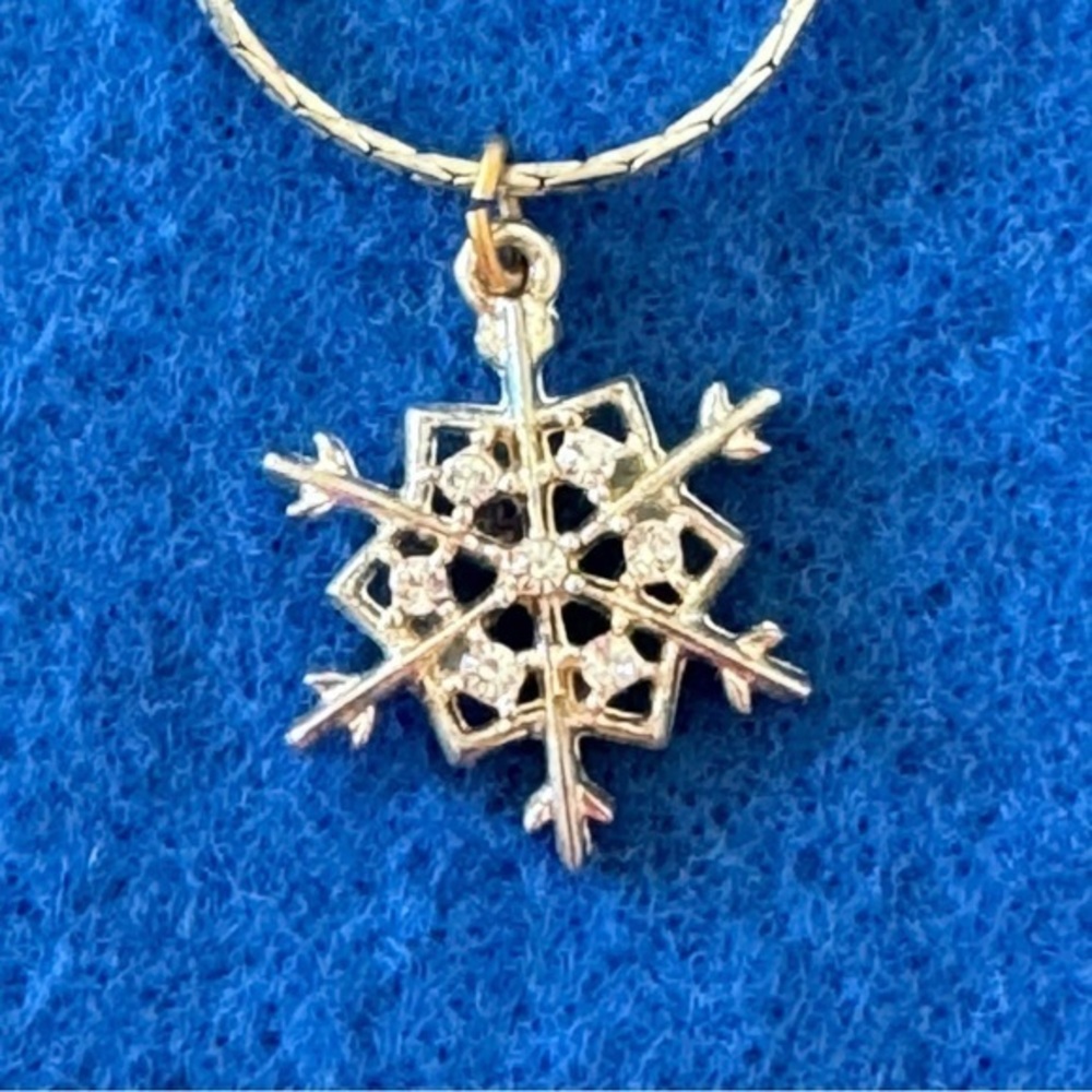Vintage Silver Diamond Rhinestone Snowflake Charm Pendant Vintage Necklace